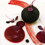 エクロール - 2017/6再々訪。なんだこの黒いのは。炭の衣に鮮やかなビーツのクーリ。美しい。