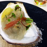 エクロール - 2017/6再々訪。岩牡蠣。大きさが分かりづらい写真ですが、かなりの迫力。ジュレ、エシャロット、青リンゴのソルベで爽やかに。