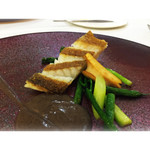 エクロール - 2017/6再々訪。マハタのポワレ、フォアグラのソース。絶品。エレガントな皮目、ういやつめ。