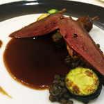 エクロール - 2017/6再々訪。フランスはランド産のハト。レンズ豆、ズッキーニ、ジュ。ハト肉ははじめて。しっとり、きめ細かく、美味。