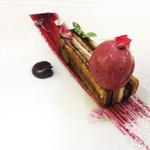 エクロール - 2017/6再々訪。ガトー・マルジョレーヌ。コーヒーオイルとカシスのソース、ソルベ。なんて丁寧な重層。エクロールのデセールはいつだっておそろしくよい。