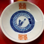 小洞天 - 小皿(タレ入れ)も同じデザインだ。中央は何の絵だろうか？