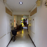 小洞天 - こんな通路の向こうに店舗があったり。黄色がイメージカラーだ。