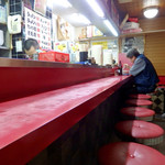 小洞天 - (カウンターの出口なので)片付けの邪魔になると思い、途中移動して左端の席に。将棋で言えば"振り飛車"だ(あくまでイメージ)。この後、すぐに満席に。