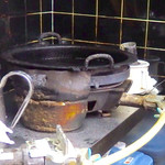 小洞天 - 年季の入った餃子鍋。毎回、コテでガシガシと磨いていた。