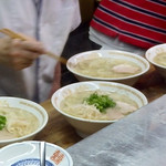 小洞天 - ラーメンを量産中の大将。