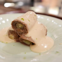 日本料理 晴山 - 飛騨牛ローストビーフでナスを巻いてゴマソース