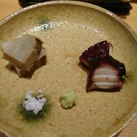 鮨 さいとう - (2017年7月　訪問)蒸し鮑と蛸桜煮。鮑はふわっと柔らかく、蛸は蛸本来の良さが活きた味わいでした。
