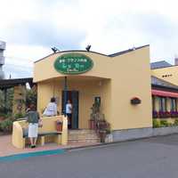 シェヌー - レモンイエローの外観が目印。お店の方が笑顔で迎えてくれました