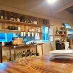 与那国丑牧場 肉人 - 厨房とキープボトル