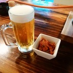 与那国丑牧場 肉人 - サッポロ生とキムチ共に500円税込。