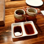 与那国丑牧場 肉人 - 左上・コチジャン　左下・醤油タレ　右上・おろしニンニク　右下・醤油辛口タレ