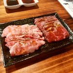 与那国丑牧場 肉人 - カルビ850円　赤身850円税込。