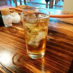 与那国丑牧場 肉人 - 泡盛割のウーロンハイ450円税込。