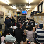Motsuyaki Ban - 賑わう満席の店内