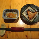 旬鮮彩鮨　豊のはなれ - 烏賊の酒盗とノドグロのカマのジャーキー