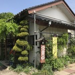 Tonkatsu Shinka - 【2017年05月】店舗外観、民家って感じです。