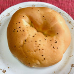 LOVES BAGLE - チーズ&ペッパー237円