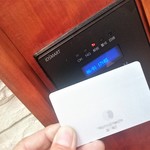 熊の焼鳥106 - 店の扉　会員カードでロックを解除して入店