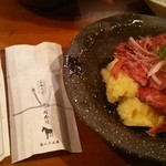 神戸三宮肉寿司 - 肉寿司ポテサラ。お箸はおみくじやで。