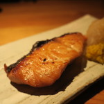 鈴しろ - 秋鮭の柚庵焼き　自家製菊の花酢漬け