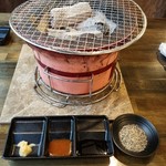Shichirin Yakiniku Anan - 炭焼、黒胡椒、ニンニク、味噌ダレ、焼肉タレでスタンバイ