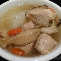 金香楼 - 鳥と大根の壷スープをよそったところ