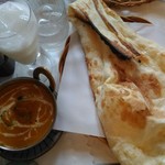 ミランアジアンキッチン - チキンカレーとナン。ナンがでかい！