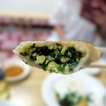 餃子王 - 生地の中はニラ玉がぎっしり