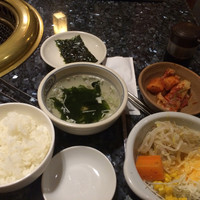 草の家 赤坂店 - ランチについてくるもの。サラダはサラダバーなのだが魅力的な野菜が少ない。