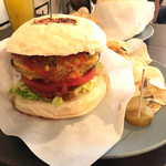 Smile burger - サルサバーガー １２００円 ポテチ、ピクルス付き