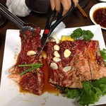 炭火焼肉 寿月 - これがジャンボ骨付きカルビ小だ！