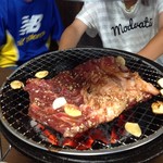 炭火焼肉 寿月 - ジャンボ骨付きカルビを切ったけど、網いっぱい！