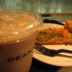 DEAN & DELUCA CAFES 羽田 - ココナッツフラッペ＆小エビと枝豆のキッシュ