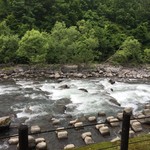 森の神話 - 渓流テラスからの眺め。奥入瀬渓流遊歩道とはひと味違う、人工的な洗練された美しさ。