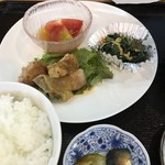 手打ちうどん 西村 - ほうれん草のおひたし、チキンソテーな