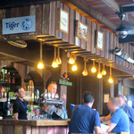 Crazy Cowboy - ボブと談笑する常連客