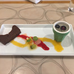 デザートはチョコレートのテリーヌにレモンのジュレ