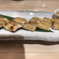 うなぎのしろむら - 白焼き、出汁に入った玉子の黄身にまぶしていただく
