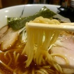 Nibo Shi Chuuka Ra-Men Hachi - 麺は中太ストレート。クキッとした食感の麺です。