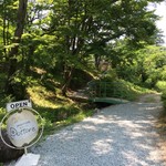 ドットーレ - お店はちっちゃい緑の橋を渡ったちっちゃい坂の上です