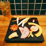 天城黒豚の店 橋本ホルモン - お通しはいろいろ生野菜で４００円(税込)