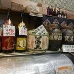 魚伊 - 目の前に美味しそうなお酒が並んでいます