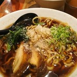 まる鶏 - 手前鶏だし醤油ラーメン(大盛)・奥普通盛