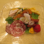 前菜5点盛り合わせと自家栽培の無農薬野菜たっぷりのバーニャカウダソースのサラダ