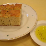 リストランテ ヴォナ フォルトゥーナ - パン2種とオリーヴオイル