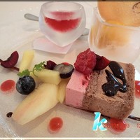 コット ア コット - デザート　山ブドウのゼリー・マンゴーアイス・チョコムース木苺ムース・フルーツ添え