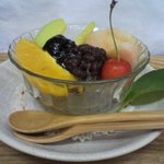 Cafe EAGA - 甘さを抑えたあずきと寒天にフルーツがのっていておいしい！