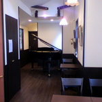 Cafe EAGA - ２階にピアノがあってミニコンサートが出来る