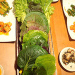韓味里 - 2011年2月訪問。緑色が濃い葉野菜。